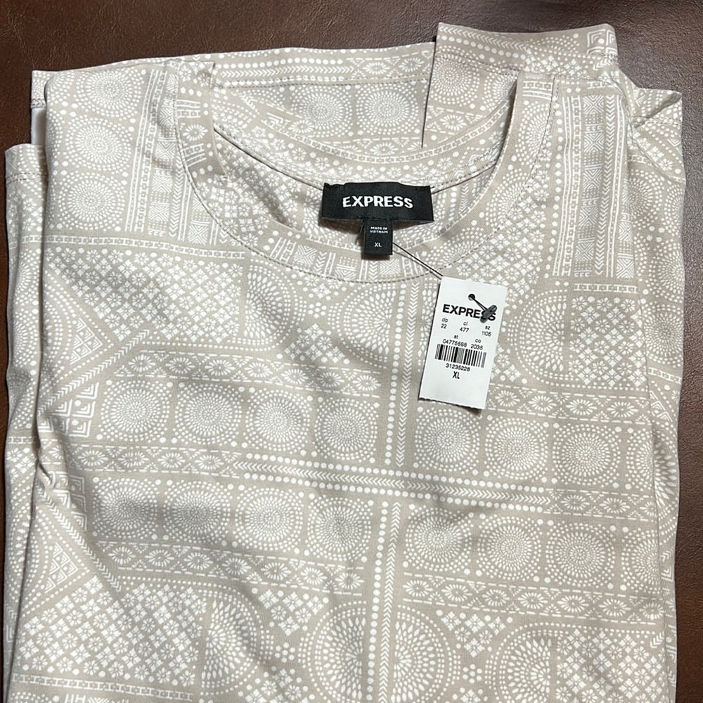 Express geometric print tee white on cream